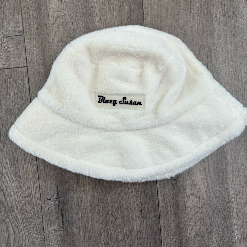 Blazy Susan Furry Bucket Hat